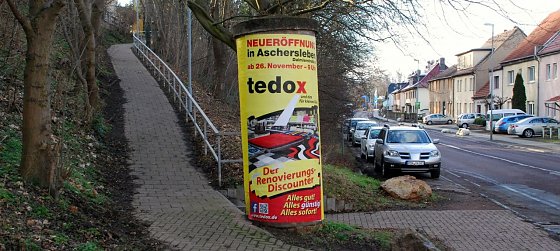 Bild: Die einzige in Hettstedt noch vorhandene Litfa&szlig;s&auml;ule steht in der Mansfelder Stra&szlig;e am Aufgang zum Klubhaus.