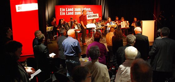 Bild: Gute Tradition: Zum Abschluss wird das Steigerlied gesungen. Es spielte die Musikschule Fr&ouml;hlich unter Leitung von Mario Dziallas. Sicherheitshalber hatte der Gastgeber Textbl&auml;tter vorbereitet.