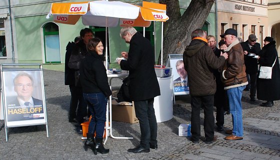 Bild: Ein Abschied ohne Tr&auml;nen oder, wenn doch, mit gut versteckten. Thomas Leimbach, der bei Wind und Wetter jeden Monat mindestens einmal mit seinem CDU-Info- und Gespr&auml;chsstand auf dem Hettstedter Markt zu finden war, hatte Schirm und Tisch heute zum letzten Mal aufgebaut. Er kandidiert nicht mehr als Landtagskandidat.
