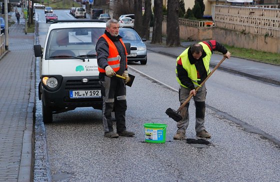 Bild: G&uuml;nter Schulze (links) und Ren&eacute; Freist reparierten heute zahlreiche Hettstedter Stra&szlig;en.