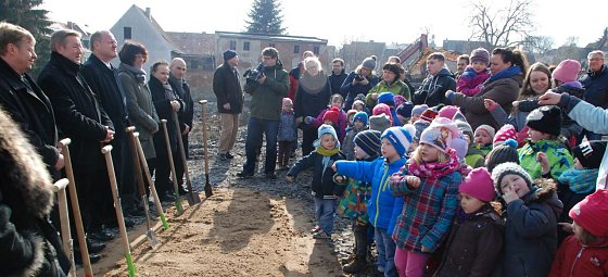 Bild: Im Sand buddeln - der Spa&szlig; daran vergeht nie. Stattdessen aber sangen die Kinder heute unter anderem "Wer will flei&szlig;ige Handwerker sehn, der muss nach Gerbstedt gehn".
