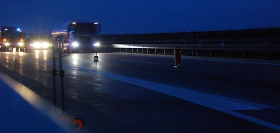 Bild: Bis in die Abendstunden dauerte die Reinigung eines Abschnitts der Autobahn 38 nahe der Auffahrt Querfurt von ausgelaufenem Dieselkraftstoff.