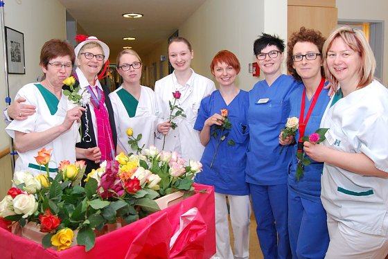 Bild: Schwestern und &Auml;rztinnen der Station E 8 in der Eisleber HELIOS Klinik bekamen zum heutigen Frauentag eine Rose &uuml;berreicht.