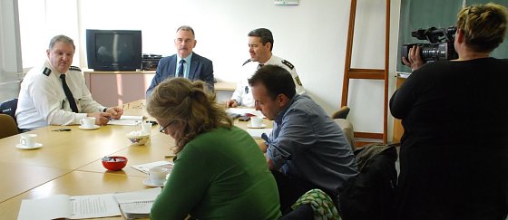 Bild: Heiko Prull, Knut Schramm und Thomas Aust (hinten von links) erl&auml;utern Medienvertretern die Kriminalit&auml;tsstatistik des Polizeirevieres Mansfeld-S&uuml;dharz f&uuml;r das Jahr 2015.