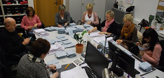Bild: Nach 18 Uhr begann in der Kreisverwaltung Mansfeld-S&uuml;dharz in Sangerhausen das Ausz&auml;hlen der Briefwahlunterlagen. Hier ein Blick in den Wahlraum "Briefwahlvorstand 03 Mansfelder Grund - Helbra" gegen 19 Uhr, als die Mitarbeiter noch alle H&auml;nde voll zu tun hatten.