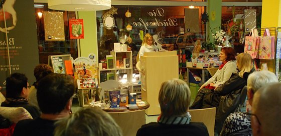 Bild: Die Autorin Isolde Kakoschky bei ihrer Buchlesung in der Hettstedter "B&uuml;cherfee".