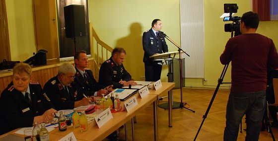 Bild: Kreis-Feuerwehrchef Roy Rockmann w&auml;hrend seines Rechenschaftsberichts im Scheinwerferlicht des PunktUm-Fernsehens.