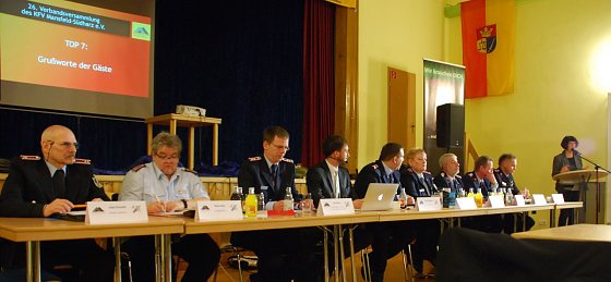 Bild: Die Landr&auml;tin, Dr. Angelika Klein, w&auml;hrend ihres Gru&szlig;wortes. Im Vordergrund das Pr&auml;sidium der Verbandsversammlung.