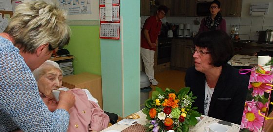 Bild: Ein K&auml;ffchen in Ehren... Die 101-j&auml;hrige Hildegard Bach lie&szlig; sich beim Kaffeetrinken von Rosalinde Scheunert helfen. Landr&auml;tin Dr. Angelika Klein (rechts) hatte ihr die besten Gl&uuml;ckw&uuml;nsche &uuml;berbracht.