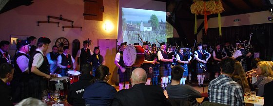 Bild: Die Barbarossa Pipes & Drums hatten am Wochenende zu einem Workshop und einem Konzert in die Othaler Kulturscheune eingeladen.