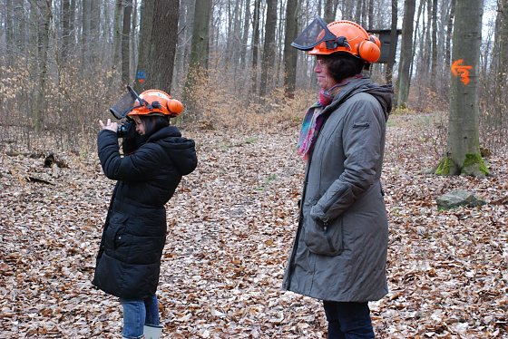Bild: Kritische Beobachter: Pressechefin Michaela Heilek und Landr&auml;tin Dr. Angelika Klein. Dr. Klein bescheinigte sp&auml;ter dem Eigenbetrieb Rettungsdienst des Landkreises eine absolute fachliche (und logistische) Kompetenz. Und den Mitarbeitern des Landesforstbetriebes S&uuml;d dankte sie f&uuml;r die Kooperation bei der Vorbereitung und Durchf&uuml;hrung dieser &Uuml;bung.