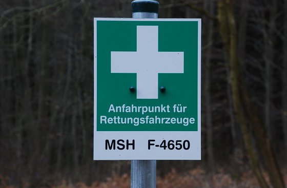 Bild: Diese Schilder k&ouml;nnen Leben retten. Denn sie stehen an Orten, wo Handyempfang, also ein Notruf m&ouml;glich ist. Und sie enthalten f&uuml;r die Rettungskr&auml;fte unverzichtbare Informationen, um den Verletzten aufzufinden.