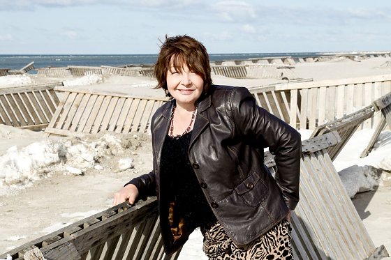Bild: Anka Zink l&auml;dt mit Leben in vollen Z&uuml;gen zu einem kabarettistischen Reisebericht am 2. April, 19:30 Uhr, ins Eisleber Theater ein.