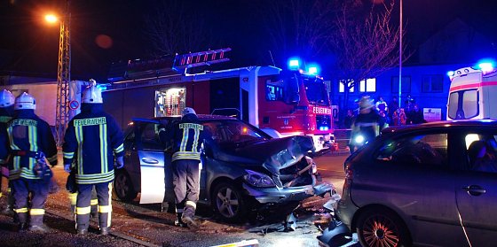 Bild: Krankenwagen, Polizei, Feuerwehr: Bei Verkehrsunf&auml;llen ist schnelle Hilfe unabdingbar, wie bei diesem Unfall in Eisleben am 1. M&auml;rz 2016.
