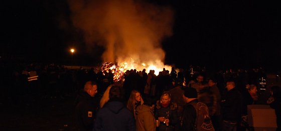 Bild: In Wimmelburg kamen gestern Abend hunderte Menschen zum Osterfeuer.