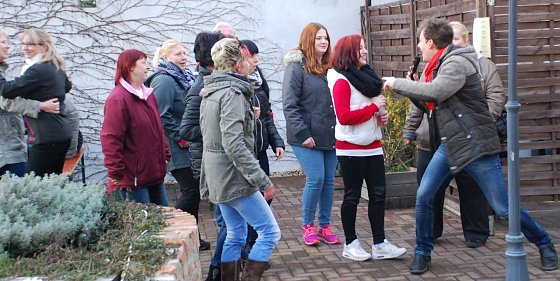 Bild: Drahtlose Mikrofone machen es m&ouml;glich: Phil Stewman mischt sich w&auml;hrend des Singens unter seine Fans. Die sind begeistert - wie im &Uuml;brigen auch das weitere Publikum.