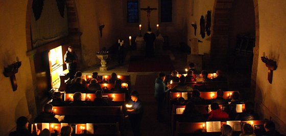 Bild: Ostersonntag 2016, kurz nach 6 Uhr. Die Veitskirche Wolferstedt ist fast ausschlie&szlig;lich von Kerzen erleuchtet.