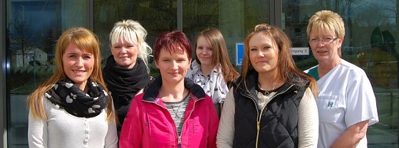 Bild: Die Auszubildenden mit der Pflegedienstleiterin vor der Klinik (Nadine Schneidewind, Nicole Schmidt, Jacqueline Jaeschke, Mandy Setzpfandt, Nicole Pfeiffer und Pflegedienstleiterin Renate Hohmann).