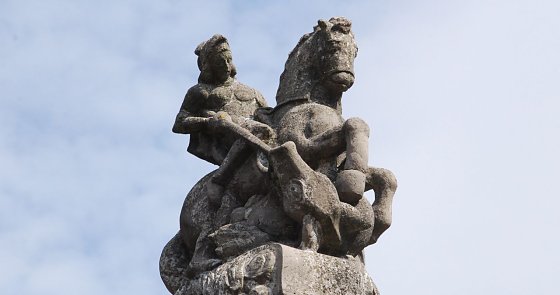 Bild: Der drachent&ouml;tende heilige Georg, der Schutzpatron der Stadt Mansfeld, bekr&ouml;nt den Brunnen.