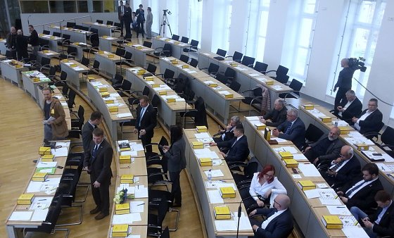 Bild: Die AfD-Fraktion sa&szlig; am Ende einer Pause auf ihren Pl&auml;tzen. Genau 20 Minuten nach Ende dieser Pause entstand dieses (Handy-)Foto. Die Vertreter der etablierten Parteien trudelten wenig sp&auml;ter langsam ein.
