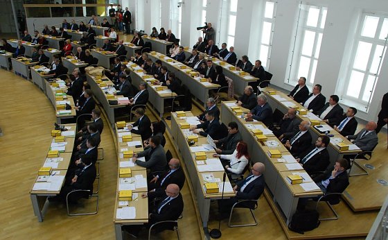 Bild: Blick in den Plenarsaal des Landtages von Sachsen-Anhalt. Die Fraktionen von unten nach oben gesehen: AfD, CDU, SPD, Die Gr&uuml;nen, Die Linke.