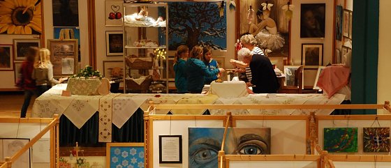 Bild: Blick in die Kunstausstellung im Helbraer "Sonnensaal".