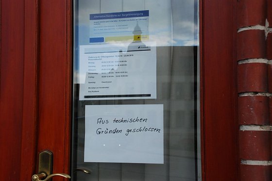 Bild: Die Hettstedter Postfiliale ist auch nicht mehr das, was sie mal war: Vorgestern hatte sie doch tats&auml;chlich wegen Personalmangels geschlossen, heute wegen Geldmangels oder anders gesagt: aus "technischen Gr&uuml;nden".