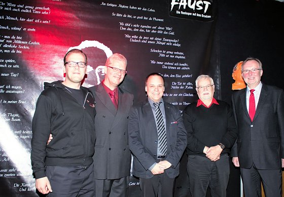 Bild: Gruppenbild vor Faust-Zitaten