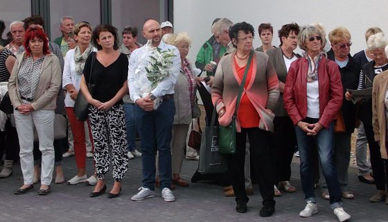 Bild: Besucher und Gratulanten bei der Ansprache