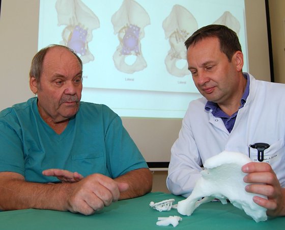 Bild: Chefarzt Birke zeigt G&uuml;nther Sorger die 3-D-H&uuml;fte