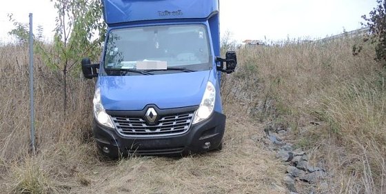 Bild: Kleintransporter f&auml;hrt B&ouml;schung hinunter
