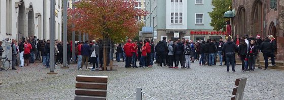 Bild: RWE-Fans sammeln sich am Roland