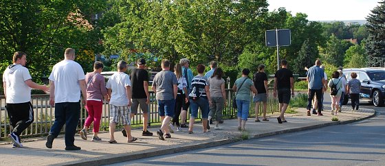 Bild: Schlendern in beunruhigenden Zeiten. Auch der j&uuml;ngste Montagsspaziergang in Hettstedt f&uuml;hrte &uuml;ber den Doktorsteg.