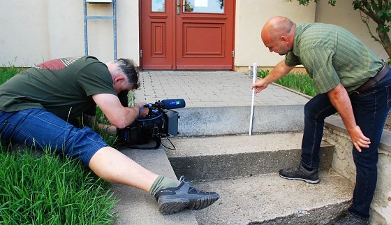 Bild: Rainer Knobloch, MDR, und Maik Prause, Elternrat aus Thondorf, messen nach und befinden: 26 Zentimeter hohe Stufen sind f&uuml;r Grundsch&uuml;ler ungeeignet, wenn nicht sogar eine Gefahr.