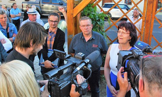 Bild: Ortstermin in Gerbstedt. Im Bild von rechts Eva Feu&szlig;ner, der Verfechter der Dorfschulidee, Landtagsabgeordneter Jens Diederichs (Freie W&auml;hler), und Stadtrat Ren&eacute; Hauser (CDU), Verteidiger der Gerbstedter Schule.