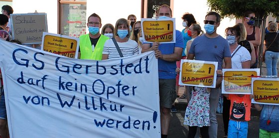 Bild: Eine Forderung, die niemand nachvollziehen kann. In Gerbstedt demonstrierten Kinder und Erwachsene f&uuml;r den Erhalt ihrer Grundschule. Der Einrichtung werden zwar bauliche Schw&auml;chen bescheinigt, eine Schlie&szlig;ung stand aber nie zur Debatte.