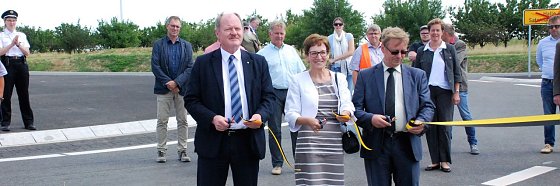 Bild: Am Th&auml;lmannschacht herrscht k&uuml;nftig flie&szlig;ender Verkehr statt Ampelstau. Und es wurden die Unfallgefahren enorm reduziert. Verkehrsminister Thomas Webel (links) gab heute Vormittag den Kreisverkehr an der fr&uuml;heren Ampelkreuzung zwischen JVA-Einfahrt Volkstedt und Siersleben frei.