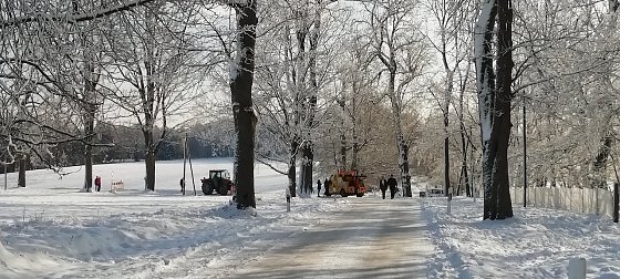 Bild: Auch Traktoren waren im Einsatz, feststeckende Autos zu befreien 