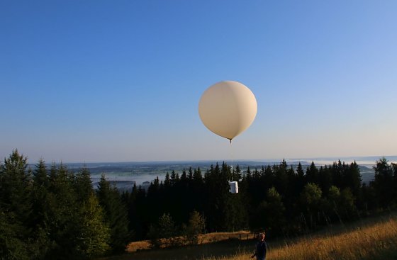 Bild: Start einer Ozonsonde am Hohen Pei&szlig;enberg