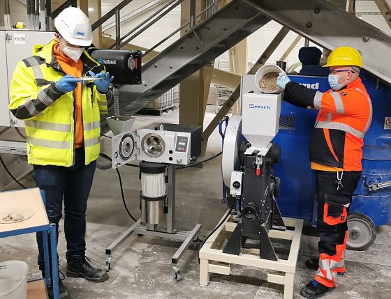Bild: Probenaufbereitung Projekt Recycling: links Kevin Kern (Laborleiter) rechts Maik Ehrich stellvertretender Laborleiter