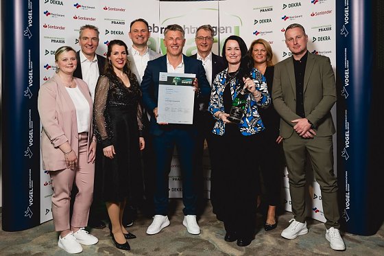 Bild: Platz 3 in der Kategorie Vertragshandel ging an das Autohaus Peter in Nordhausen. Von links: Doreen Depping (AHP), Wolfgang Michel (Chefredakteur von &raquo;Gebrauchtwagen Praxis&laquo;), Cornelia Kiese (Real Garant), Andreas Peter (AHP), Denis Trocha (AHP), Joachim Heim (Dekra Automotive Solutions), Christina Dost (AHP), Britta Peters (Santander), Mirko Trocha (AHP)