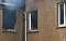 Im Haus lodern noch immer die Flammen.