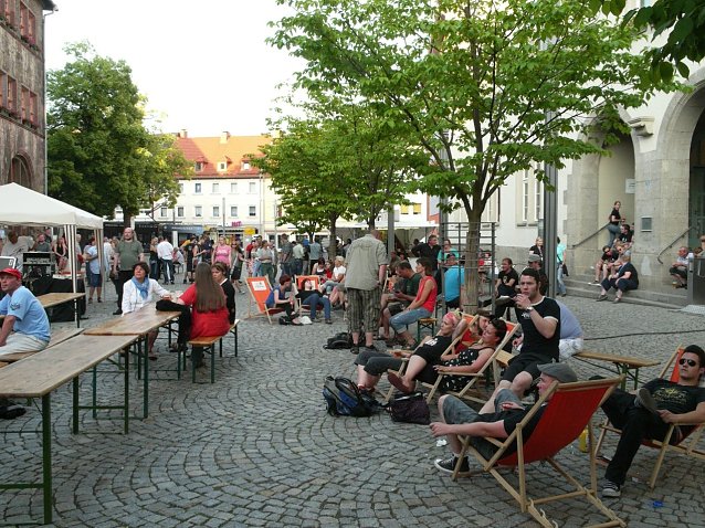 Bild: Gegen Abend f&uuml;llte sich der Rathausplatz noch einmal