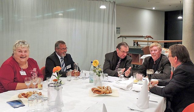 Bild: Mit Parlamentariern im Gespr&auml;ch