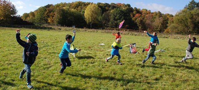 Bild: Bei traumhaftem Herbstwetter trafen sich die Hettstedter Kinder heute zu ihrem 2. Drachenfest. Es war zugleich eine Art Lauffest, denn wer nicht rennend seinen Drachen hinter sich herzog, bekam ihn erst gar nicht in die Luft.