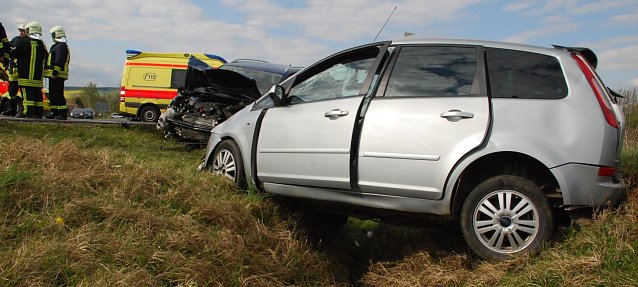 Bild: Der nur stabil aussehende, sich aber als alles andere als das herausstellende Ford wurde vom VW von einem Fleck der Stra&szlig;e geschoben, wo er in dieser Sekunde wahrhaftig nichts zu suchen hatte.
