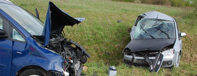 Bild: Im Zuge der Ermittlungen zu dem schweren Verkehrsunfall gestern Nachmittag bei Riestedt stellte die Polizei fest, dass der Pkw Ford (rechts im Bild), der den Unfall verursacht hatte, gestohlen worden war.