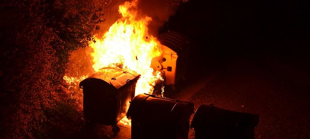 Bild: Um 23.30 Uhr entdeckten Bewohner des Hauses Bergmannsallee 14 hinter ihrem Haus diesen brennenden Papiercontainer.