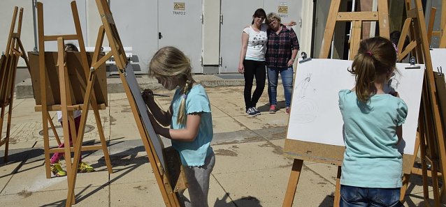 Bild: Die Kinder zeichnen ihre Begleiterinnen im Hof vor der Museumsp&auml;dagogik
