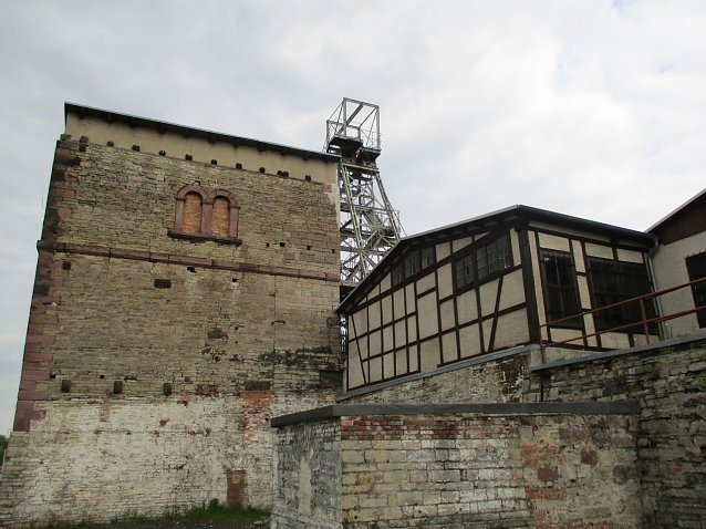 Bild: Zur Silhouette des Schmidschachtes in Helbra geh&ouml;rt auch noch ein F&ouml;rderturm.